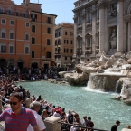 Wasser und jede Menge Touristen am Trevi-Brunnen